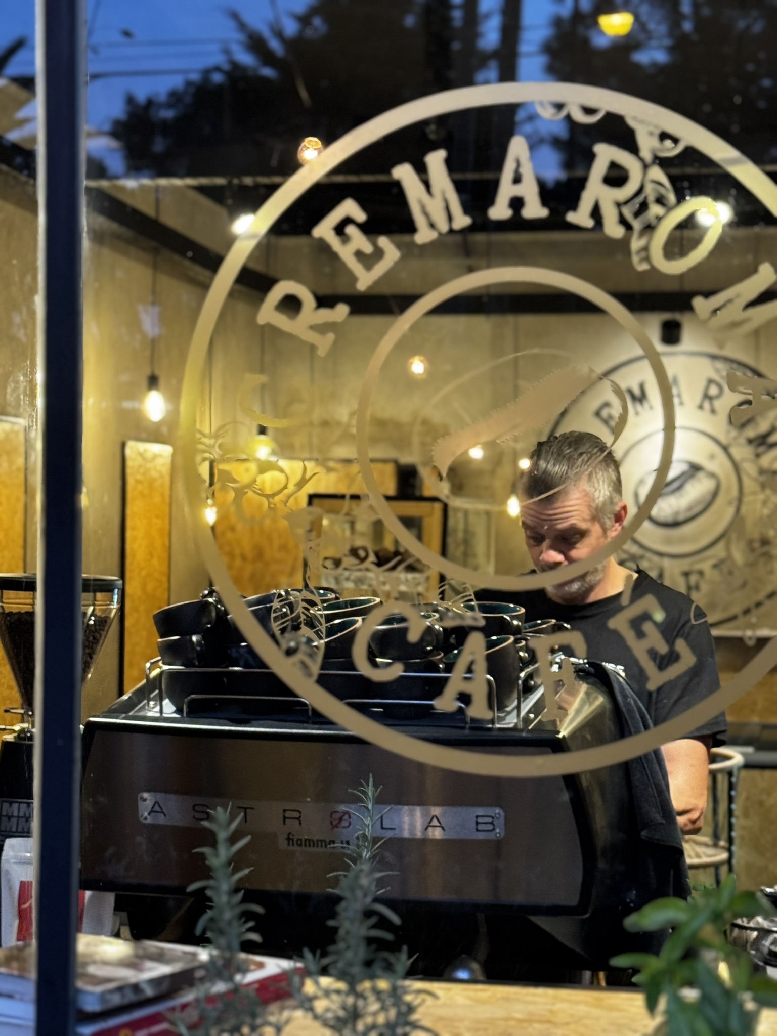 Barista preparando café en la barra